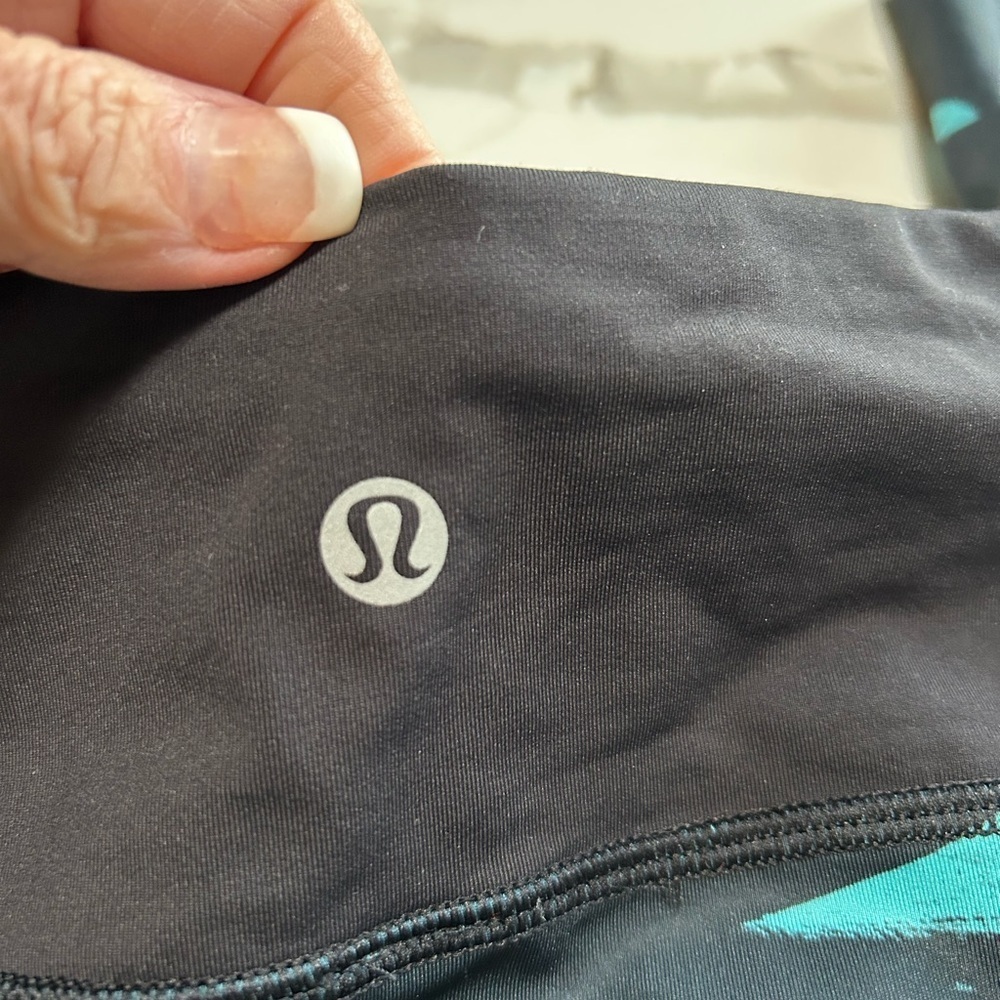 Lululemon Athletica Black and Teal Patterned Leggings Size 6 - Picture 6 of 6